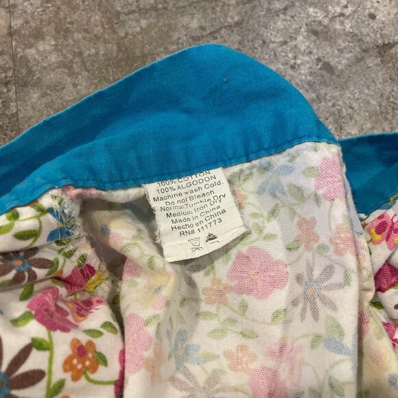 blue and white floral vintage apron with tie and front pocket - Picture 3 of 5